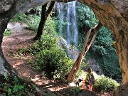 30 Sul piano ad osservare bene la cascata scrosciante  dall'alto